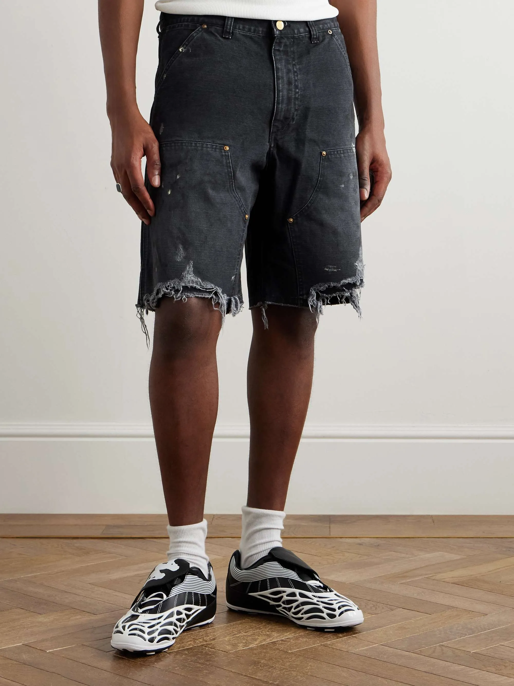 SAINT Mxxxxxx DOUBLE KNEE SHORTS/BLK Knee patches splashed with ink and water-splashed denim shorts. Washed black S-XL. Custom-woven and dyed denim fabric with clear texture. Heavy-wash water-fading treatment to create local mottled fading/hole effects. Artificial distressing to simulate natural traces of wear. VINTAGE. Original consistent damage treatment. Hand-splashed ink and paint. Original consistent wash water mark/pocket mark. Double knee patch. Rivet reinforcement. Improve functionality while enhancing design